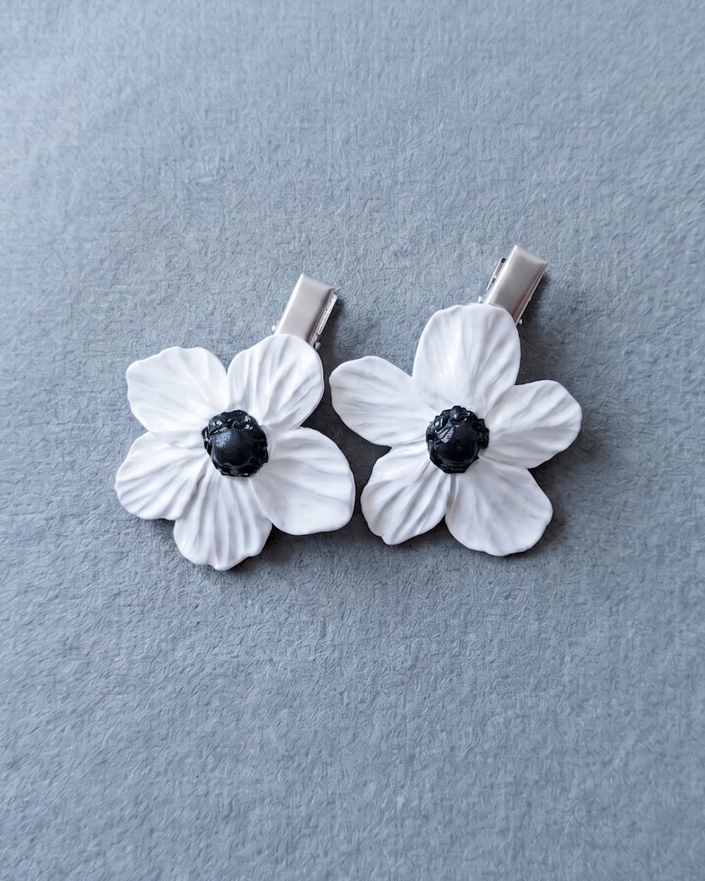 White flower hair clips (pair)